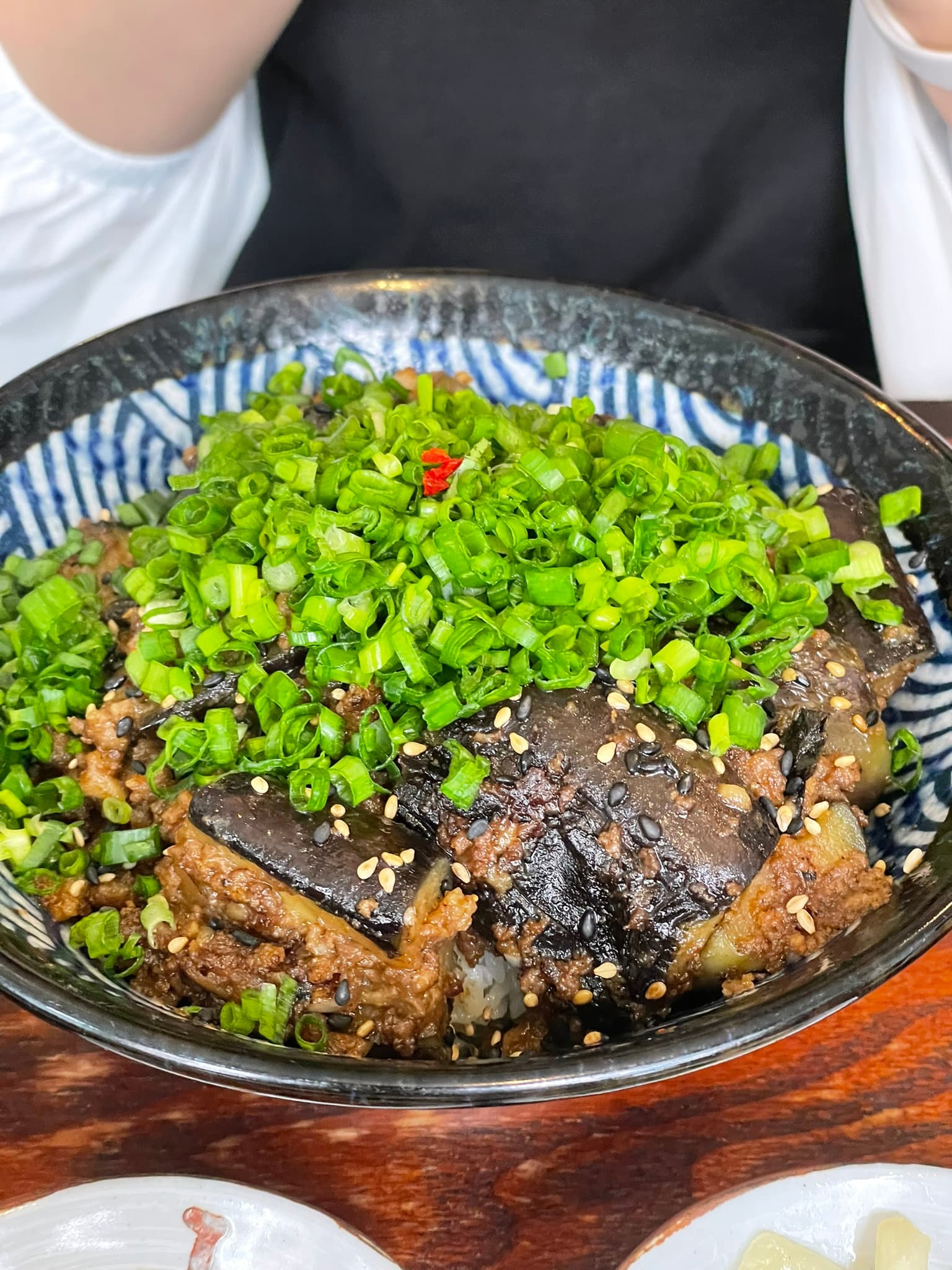 얼룩말 식당 가지 덮밥